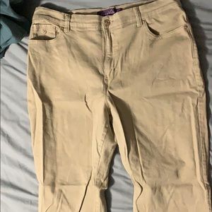 Gloria Vanderbilt Kakis